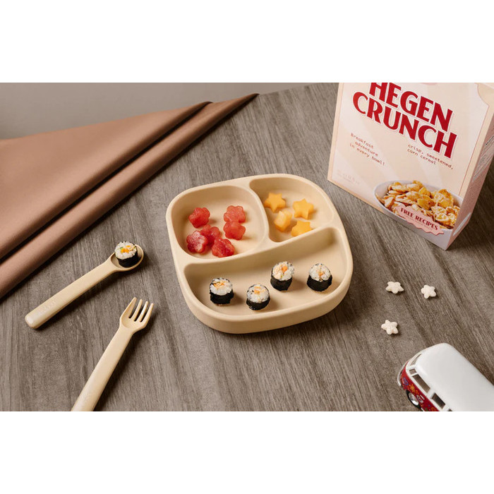 Hegen Meal Time Taupe / Alat Makan Piring Mangkok Sendok Garpu Anak Bayi Hegen / Mealtime Starter Kit with Foldable Placemat / Divided Suction Feeding Plate / Suction Bowl with Snack Lid / Infant Spoon / Multistage Fork and Spoon PPSU with Case