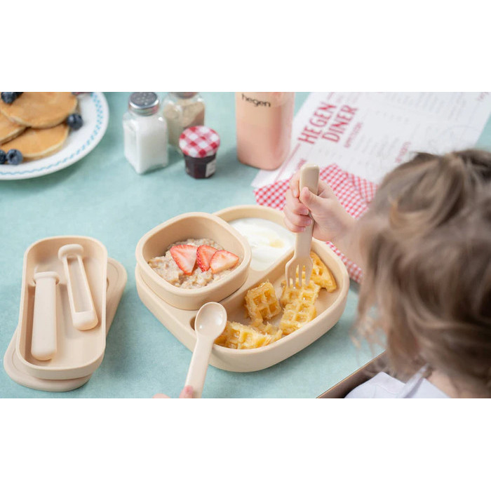 Hegen Meal Time Taupe / Alat Makan Piring Mangkok Sendok Garpu Anak Bayi Hegen / Mealtime Starter Kit with Foldable Placemat / Divided Suction Feeding Plate / Suction Bowl with Snack Lid / Infant Spoon / Multistage Fork and Spoon PPSU with Case